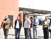 جولة مفاجئة لمحافظ بورسعيد داخل جراچ حى الضواحى.. صور