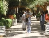 أجواء بهجة وسعادة داخل الحديقة النباتية بأسوان خلال احتفالات العيد