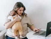 القانون ينتصر للأم العاملة ويخلق بيئة عمل صديقة.. اعرفى حقوقك