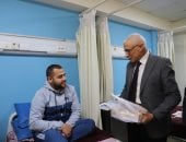 محافظ شمال سيناء يشارك المرضى والجرحى الفلسطينيين فرحة العيد بمستشفى العريش