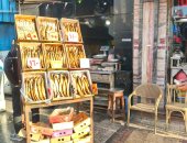 جولة داخل شارع العطارين الأشهر في بيع الفسيخ والرنجة بالإسكندرية.. فيديو