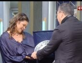 عمرو الليثي يهدى يسرا اللوزي درع لتميزها بمسلسل كان ياما كان