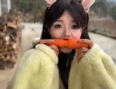 فتاة تنحت مجسمات معقدة من الجزر باستخدام أسنانها.. فيديو