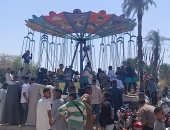 عادة كل عيد.. مقابر الشيخ حسين بقنا تتحول لساحة فرحة وملاهى شعبية.. فيديو