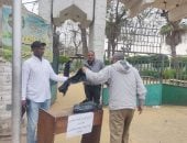 محافظة الجيزة توزع أكياسا بلاستيكية مجانا لرواد الحدائق للحفاظ على المظهر الحضارى