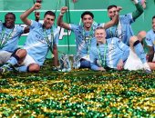 شاهد.. لحظة رفع لاعبى السيتى وعمر مرموش لقب كأس رابطة المحترفين الإنجليزية