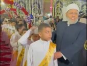 زفة شعبية مهيبة لـ300 حافظ للقرآن الكريم فى قرية سقارة بالجيزة.. فيديو