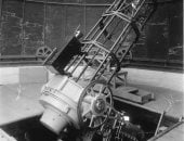 صور نادرة تحاكي محطات من تاريخ مرصد حلوان ومعهد الفلك.. الفلكي البريطاني "جون هنري رينولدز" أهدى للمرصد «تليسكوب عاكس» عام 1905 بقطر 30 بوصة.. التلسكوب الأكبر فى الشرق الأوسط وأفريقيا رصد أعماق الكون