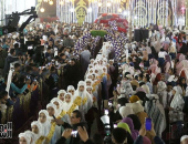 سقارة تزف حفظة القرآن فى احتفالية مهيبة.. الأهالى ينظمون ممرا شرفيا لأبنائهم والزغاريد والتكبيرات تملأ الشوارع.. تكريم 300 طالب وطالبة ورحلات عمرة للأوائل.. ومحمد القلاجى نجم دولة التلاوة يحيى الحفل