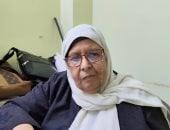 «رضا» تتحدى المعاش وتٌبدع فى صناعة الحقائب الجلدية بمنزلها.. صور