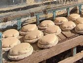 العيش الشمسى تراث جنوبى لم يندثر.. سيدات الأقصر يجهزنه يوميا بطحن القمح وفصل الدقيق عن الردّة.. صانع أفران: غالبية الأسر قررت العودة للخبز التقليدى.. والطلب على بناء الأفران الطينية بأسطح المنازل فى تزايد.. صور