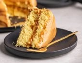 طريقة عمل كيكة الكراميل والقشطة بدون فرن.. تحلية سريعة وسهلة