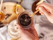 5 مقشرات طبيعية تخلصك من خشونة البشرة بسهولة.. العسل والسكر الأبرز