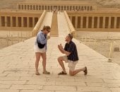 بريطاني يفاجئ صديقته بخاتم الزواج أمام معبد الملكة حتشبسوت.. صور