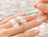 4 طرق آمنة لإزالة الخاتم العالق دون الحاجة لقصه.. أشهرها حيلة الصابون