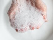 لماذا رغوة الصابون بيضاء دائمًا؟ هذا هو السبب وراء الفقاعات