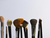 لبشرة متناغمة من غير فلاتر.. دليلك لاختيار فرش المكياج واستخدامها بشكل صحيح