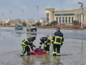 الحماية المدنية تشارك فى سحب تراكمات مياه الأمطار من شوارع القاهرة.. صور