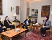 وزير الخارجية ووفد البنك الأوروبى للاستثمار يبحثان تأثير التصعيد الإقليمى