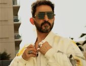 صغر عشرين سنة.. أحمد حلمى يتألق بإطلالة شبابية فى أحدث جلسة تصوير