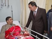 محافظ سوهاج يزور رئيس مكتب تموين عرابة أبيدوس  بعد تعرضه لوعكة صحية أثناء عمله