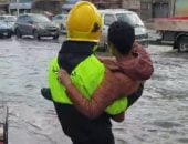 الحماية المدنية تساعد طفلا منعته مياه الأمطار من عبور الشارع