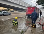 الحماية المدنية تسحب تراكمات مياه الأمطار بالقاهرة الجديدة.. صور