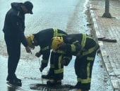 رجال الحماية المدنية ينظفون بلاعة بمحور شينزو ابى لسحب الأمطار..صور