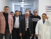 تحت الأمطار.. محافظ شمال سيناء يتفقد مستشفى الشيخ زويد.. صور