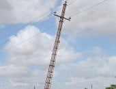 الرياح تُميل عمود كهرباء بمركز طامية فى الفيوم