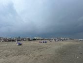 سماء ملبدة بالغيوم مع هدوء الأمواج على شاطئ البحر المتوسط في بورسعيد