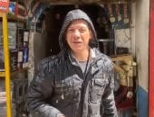 الإيد الشقيانة.. عم خالد بيشتغل تحت المطر علشان أكل العيش (فيديو)