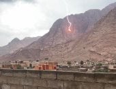 أمطار غزيرة على وادى الشيخ عواد وغربة بمدينة بسانت كاترين.. صور