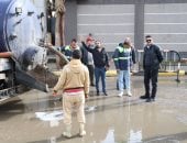 كله فى الشارع.. رئيس مياه القليوبية يتابع شفط الأمطار من شوارع بنها