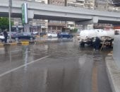 انتشار مكثف لفرق عمل حى العجوزة لرفع تجمعات مياه الأمطار.. صور