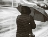 لو مضطر تخرج فى المطر والجو المتقلب.. 5 حاجات مهمة لسلامتك
