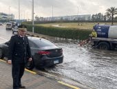 انتشار سيارات الإغاثة والأوناش على الطرق لمنع زحام السيارات بعد سقوط أمطار.. صور