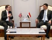 وزير الصناعة يبحث مع سفير بريطانيا تنفيذ مشروعات مشتركة تسهم فى خفض الانبعاثات