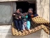 كارثة في البلكونة.. أطفال يلعبون على مرتبة خارج شباك منزل (فيديو)