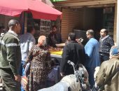 حملة بالأسواق للتوعية بخطورة مخلفات الدواجن والأسماك وغرامات للتداول