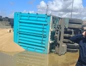 انقلاب سيارة محملة بالغلال على الطريق الدولى دون إصابات بالإسكندرية