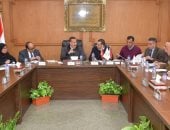 محافظ بورسعيد يعقد اجتماعًا مع لجنة الاستثمار