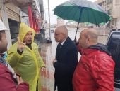 محافظ شمال سيناء يتابع ميدانيًا أعمال كسح مياه الأمطار في شوارع العريش