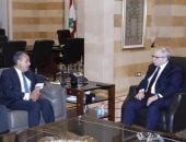 وزير الخارجية يجرى مباحثات مع رئيس وزراء لبنان فى بيروت وينقل رسالة دعم من الرئيس