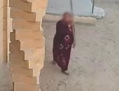 حكاية "سيدة المطرقة" بسوهاج.. دمرت كاميرات بيت سلفها والسر فى "خناقة ميراث"