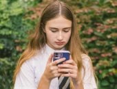 بريطانيا تختبر حظر وسائل التواصل والتطبيقات الرقمية على المراهقين