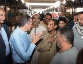 جولة مفاجئة لمحافظ أسوان فى الشادر لضبط أسعار الخضراوات