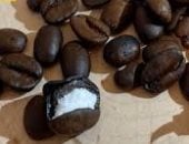 أخطر وأغرب طرق تهريب المخدرات حول العالم تكشف أساليب غير تقليدية.. خلطها مع القهوة والشوكولاتة أبرزها.. المهربون يخفون السموم داخل سلع يومية من فواكه وخضروات.. وضبط رجل يخبئ كوكايين داخل باروكة يرتديها