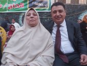 بعد 40 سنة.. دمياطي يكرم معلمته في عيد الأم: كانت لي أم ومقدرش أنسي فضلها