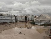برد وأمطار تغرق غزة.. نازحون يكافحون لمواصلة حياتهم داخل الخيام 